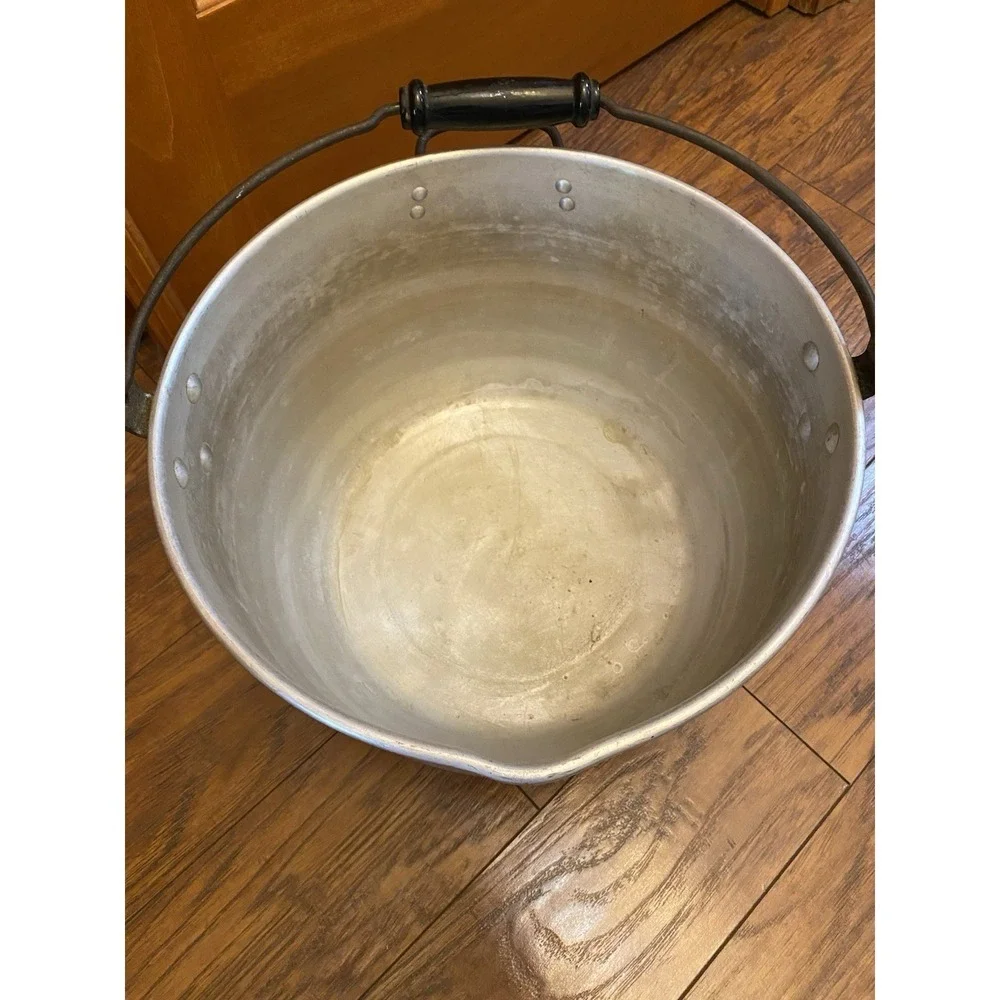 VTG Wear-Ever Aluminum Large 17qt 2367 Stock Pot No Lid Lodge Camp Rustic